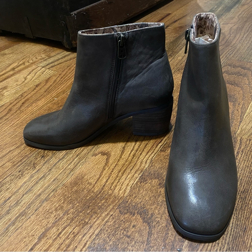 Like new LUCKY BRAND Leather Boots size 6.5M